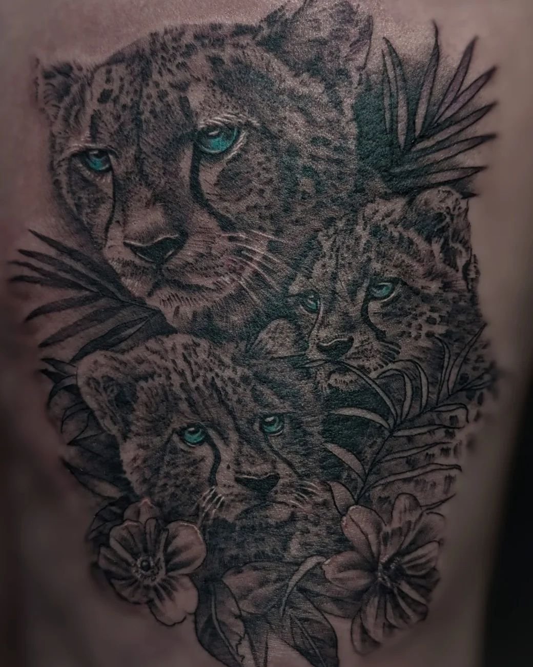 Thigh from today. Momma and cubs
@pepax.official @radiantcolorsink @allegoryink @ttechofficial @masttattoo.official @dragonhawkofficial @biotat_ @tattooproton @mapletattoosupply @eikondevice @rotaryworks