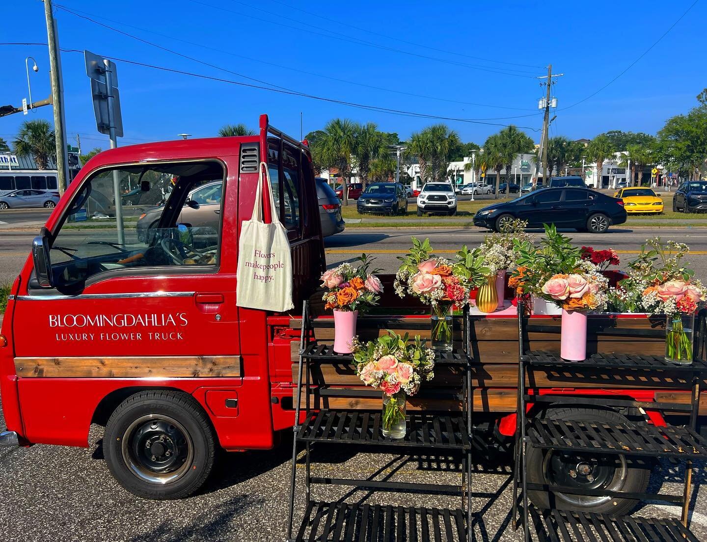 ✨Come check out @bloomingdahlias_flowertruck!✨
They will be here 8am- 12pm! 

#flowers #sunsetbowlsfwb #acaibowl #downtownfwb