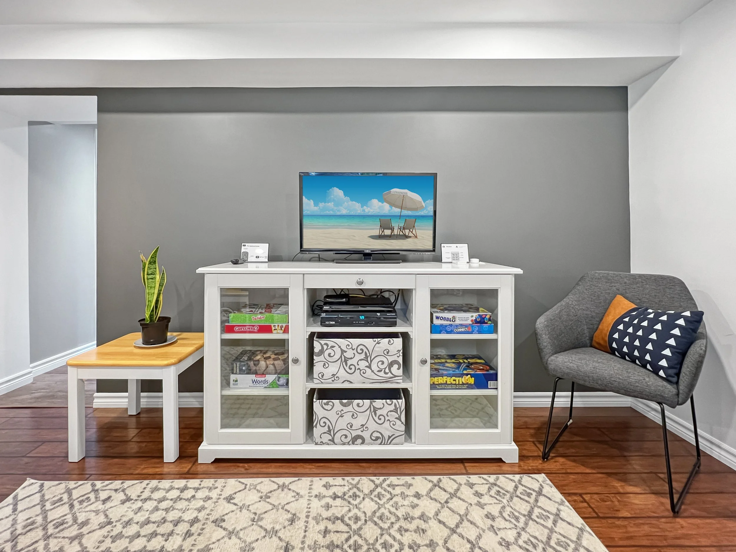 250 Krug Airbnb livingroom 2.jpg