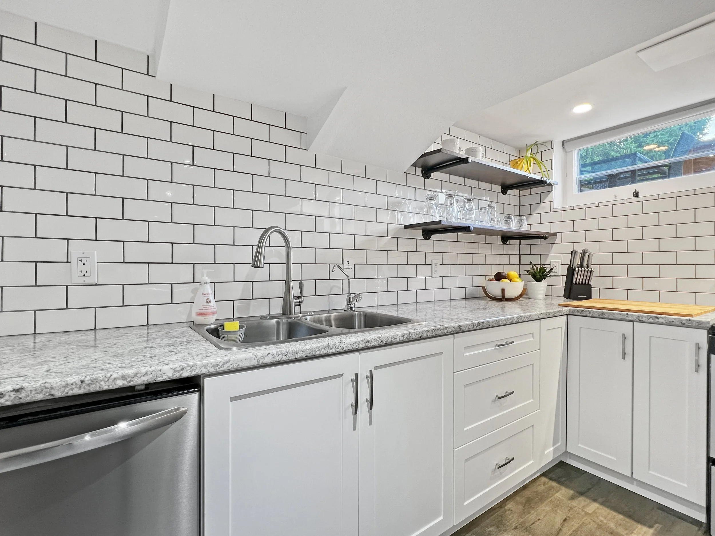 250 Krug Airbnb Kitchen 3.jpg