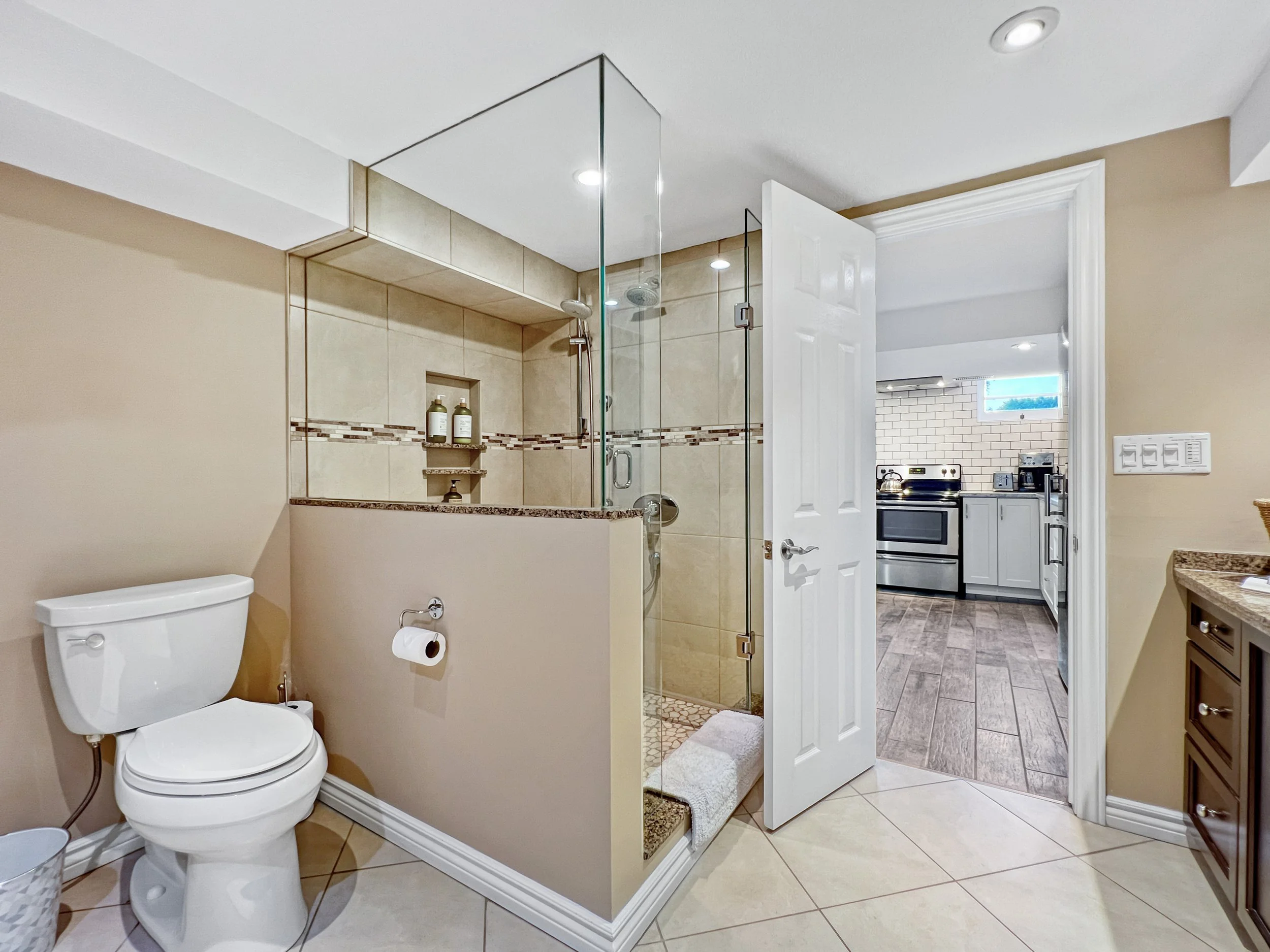 250 Krug Airbnb Bathroom 2.jpg