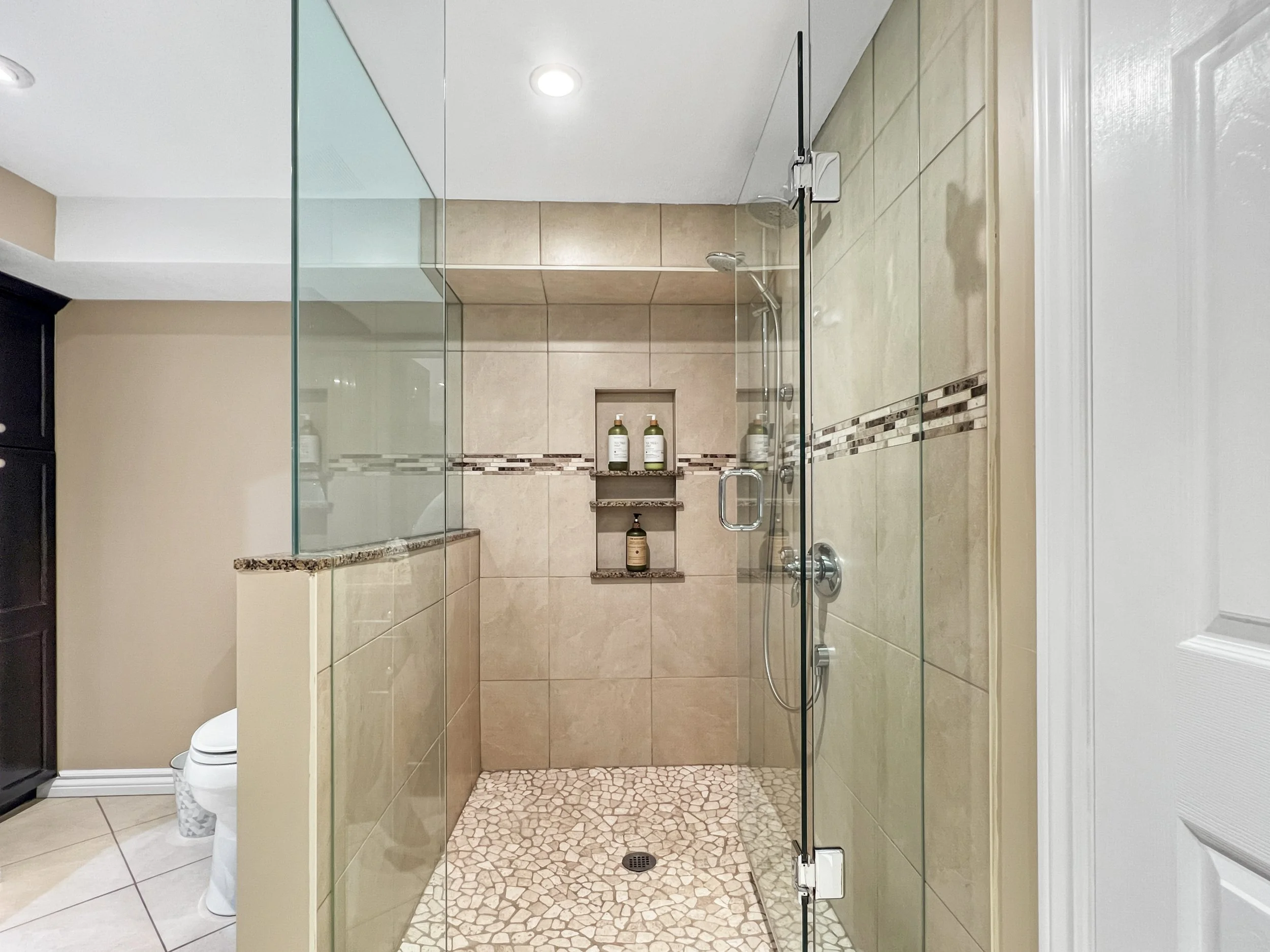 250 Krug Airbnb Bathroom 3.jpg