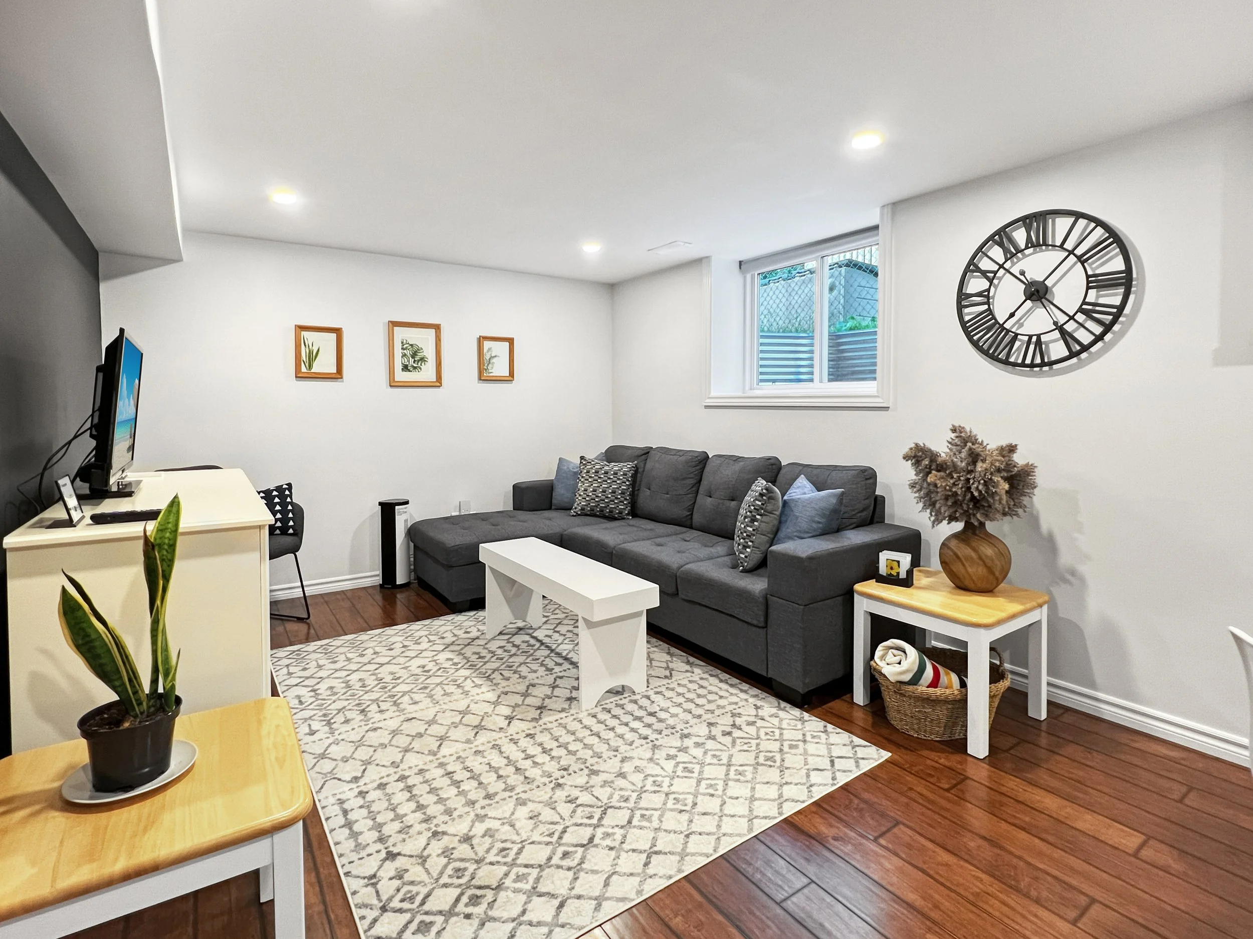 250 Krug Airbnb livingroom 3.jpg