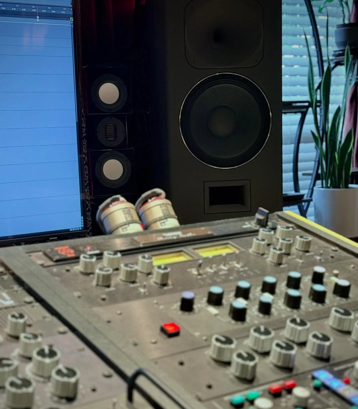 The beginning and end of any mastering room is the monitoring. And these bigs are unbelievable - reference flat, beautiful extension, and ultra low distortion.  Everyday is a pleasure working with the @strauss_elektroakustik MF-4 🙏
&bull;
#mastering