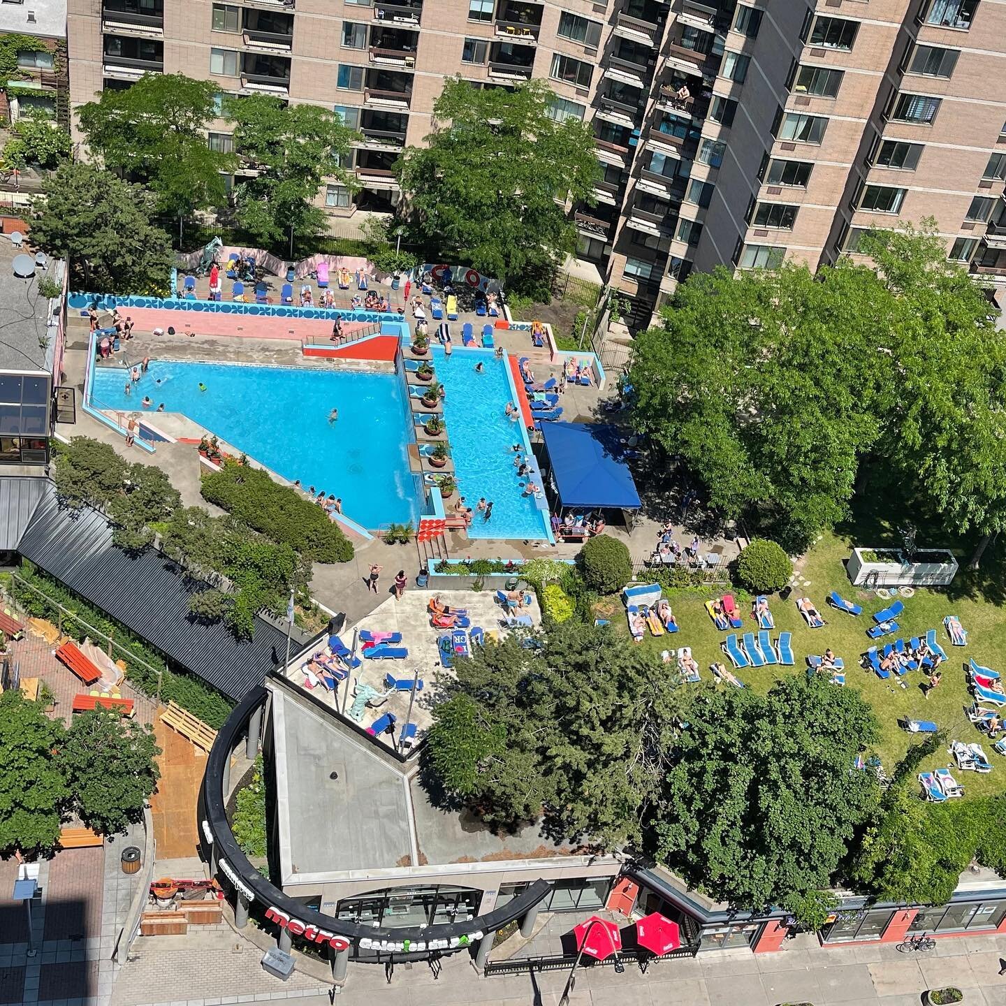 Pr&eacute;parez-vous &agrave; plonger, car l'ouverture de notre piscine est imminente ! ☀️🏊&zwj;♀️ Nous sommes impatients de vous accueillir dans notre oasis en plein air, o&ugrave; vous pourrez profiter du soleil et vous d&eacute;tendre en nageant.