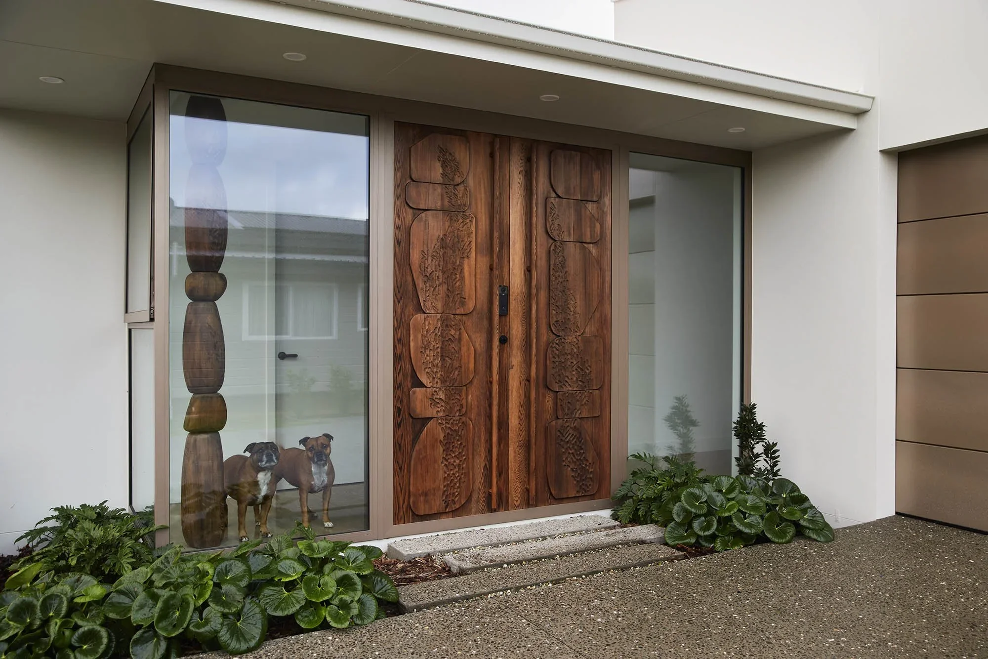hamptons-exterior-front-door-rarebirds-timber-detail-aggregate.webp
