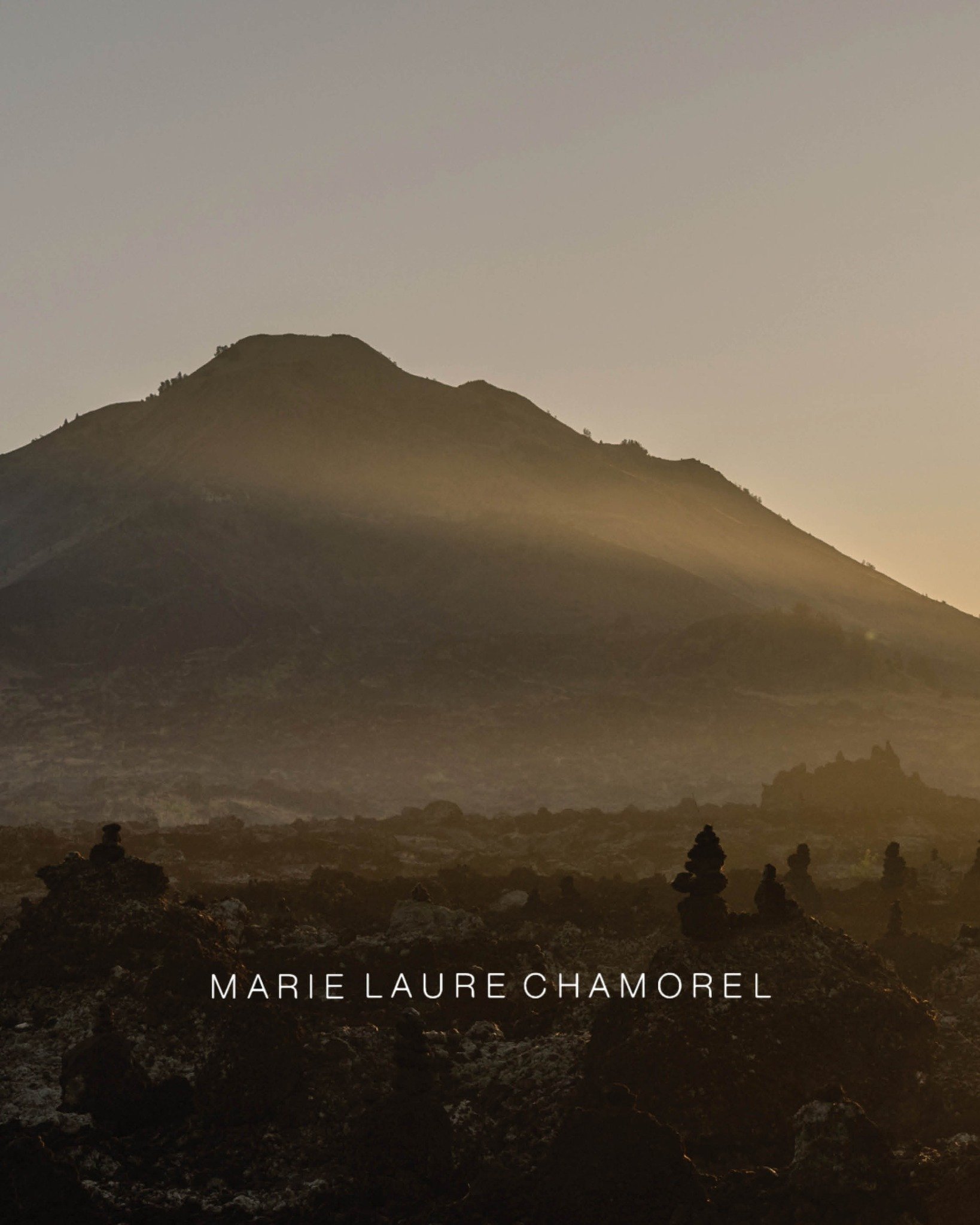 Capturing mesmerizing moments and the breathtaking backdrop of Mount Batur. 🌄

#supercoolstudiobali #fashionphotography #jewelry #mountbatur #baliphotographer #baligasm