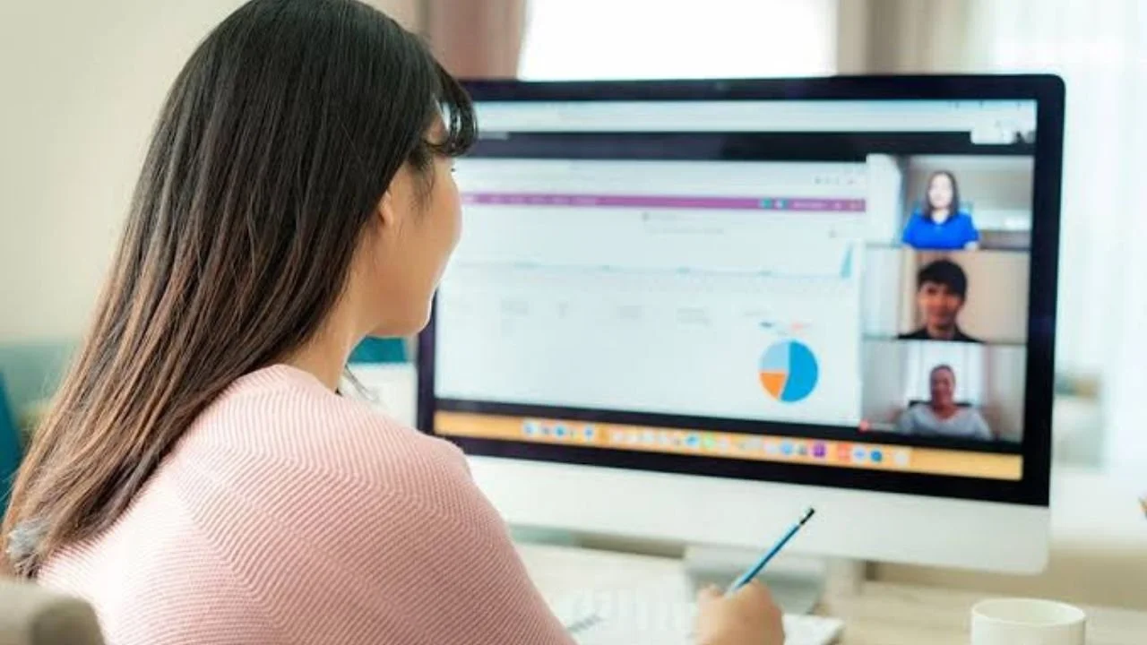 How to Stay Visible In a Remote Internship: 10 Ways