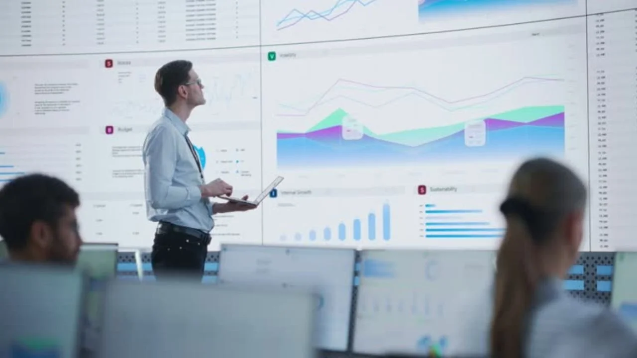 What Does a Venture Capital Analyst Actually Do: 10 Real Tasks, Explained