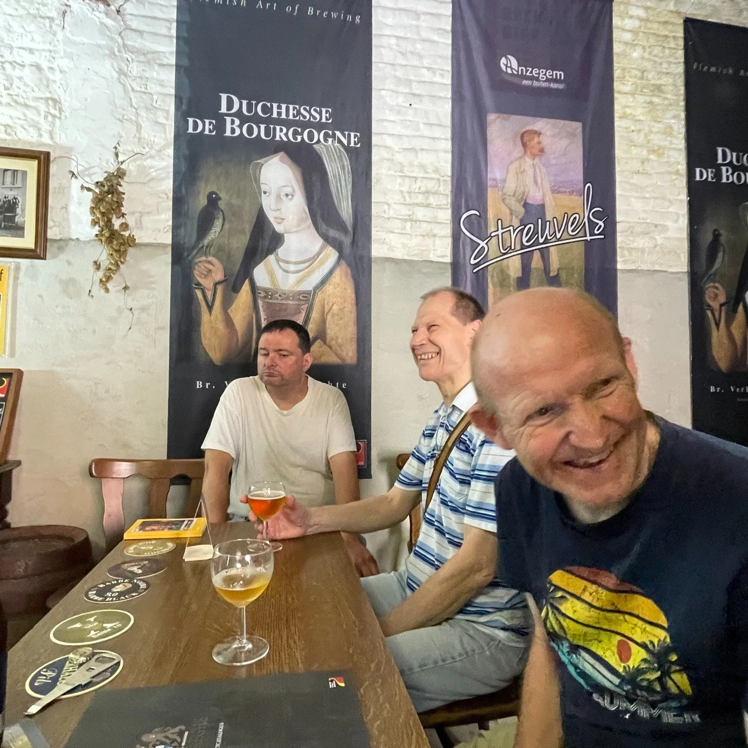 𝐎𝐩 𝐮𝐢𝐭𝐬𝐭𝐚𝐩 𝐧𝐚𝐚𝐫 𝐁𝐫𝐨𝐮𝐰𝐞𝐫𝐢𝐣 𝐕𝐞𝐫𝐡𝐚𝐞𝐠𝐡𝐞! 🍻

De mannen trokken eropuit voor een boeiende rondleiding bij Brouwerij Verhaeghe. Als echte liefhebbers genoten ze van een blik achter de schermen en ontdekten ze hoe de bieren me