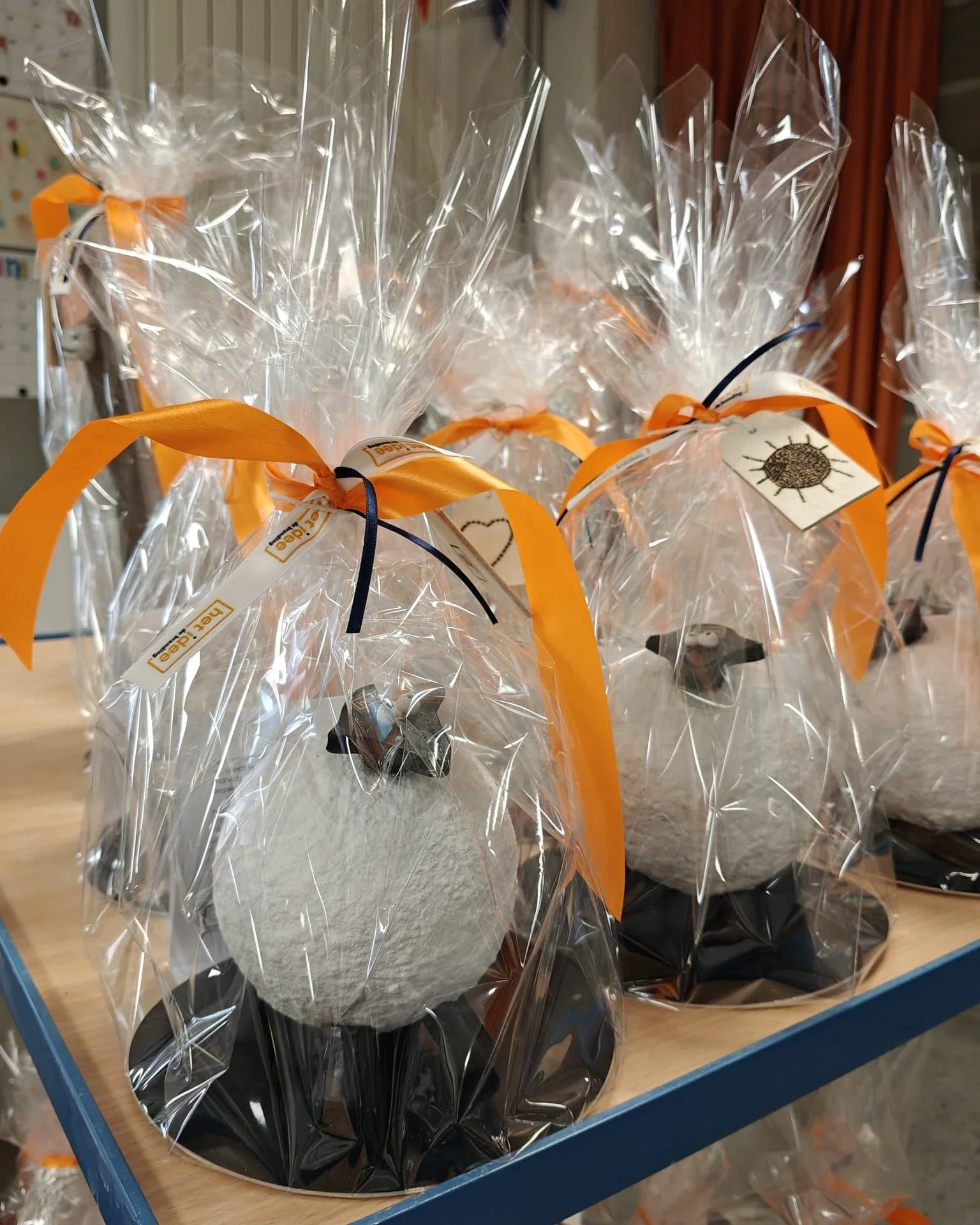 E𝐞𝐧 𝐰𝐚𝐫𝐦 𝐠𝐞𝐬𝐜𝐡𝐞𝐧𝐤, 𝐠𝐞𝐦𝐚𝐚𝐤𝐭 𝐦𝐞𝐭 𝐥𝐢𝐞𝐟𝐝𝐞💙

Voor het Cure &amp; Care Netwerk mochten we met ons KreaKollektief aan de slag om geschenken te maken voor hun bezoekers. Met oog voor detail, liefde en een flinke dosis creativit
