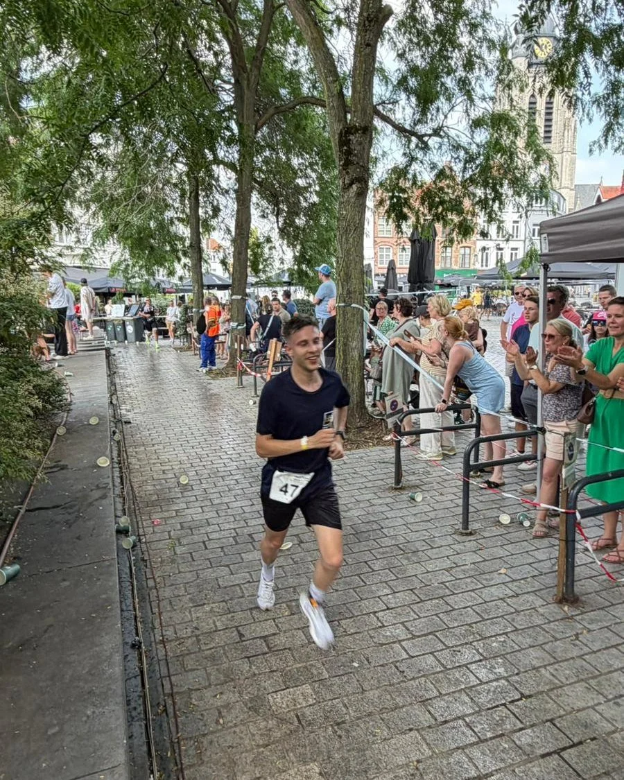𝐙𝐞𝐬 𝐩𝐥𝐨𝐞𝐠𝐞𝐧, &eacute;&eacute;𝐧 𝐭𝐞𝐚𝐦!🚀

Ondanks de zomerse warmte gaven onze atleten het beste van zichzelf tijdens de Decospan Bedrijventriatlon. Maar liefst 6 ploegen stonden aan de start, waaronder opnieuw een machtig cli&euml;ntent