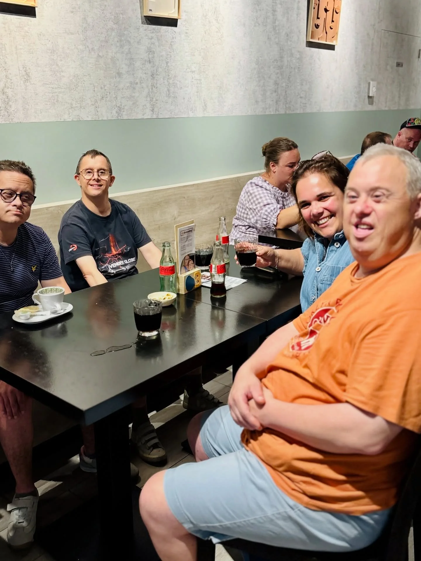 𝐁𝐞𝐤𝐞𝐧𝐝 𝐯𝐨𝐥𝐤! 🥰

Vandaag kwamen de cli&euml;nten van ons decoratieatelier de vakantie goed inzetten! 🥳 Ze genoten van een gezellige namiddag en werden met veel enthousiasme bediend door hun collega&rsquo;s. 💛

Kom ook jouw vakantie inzett