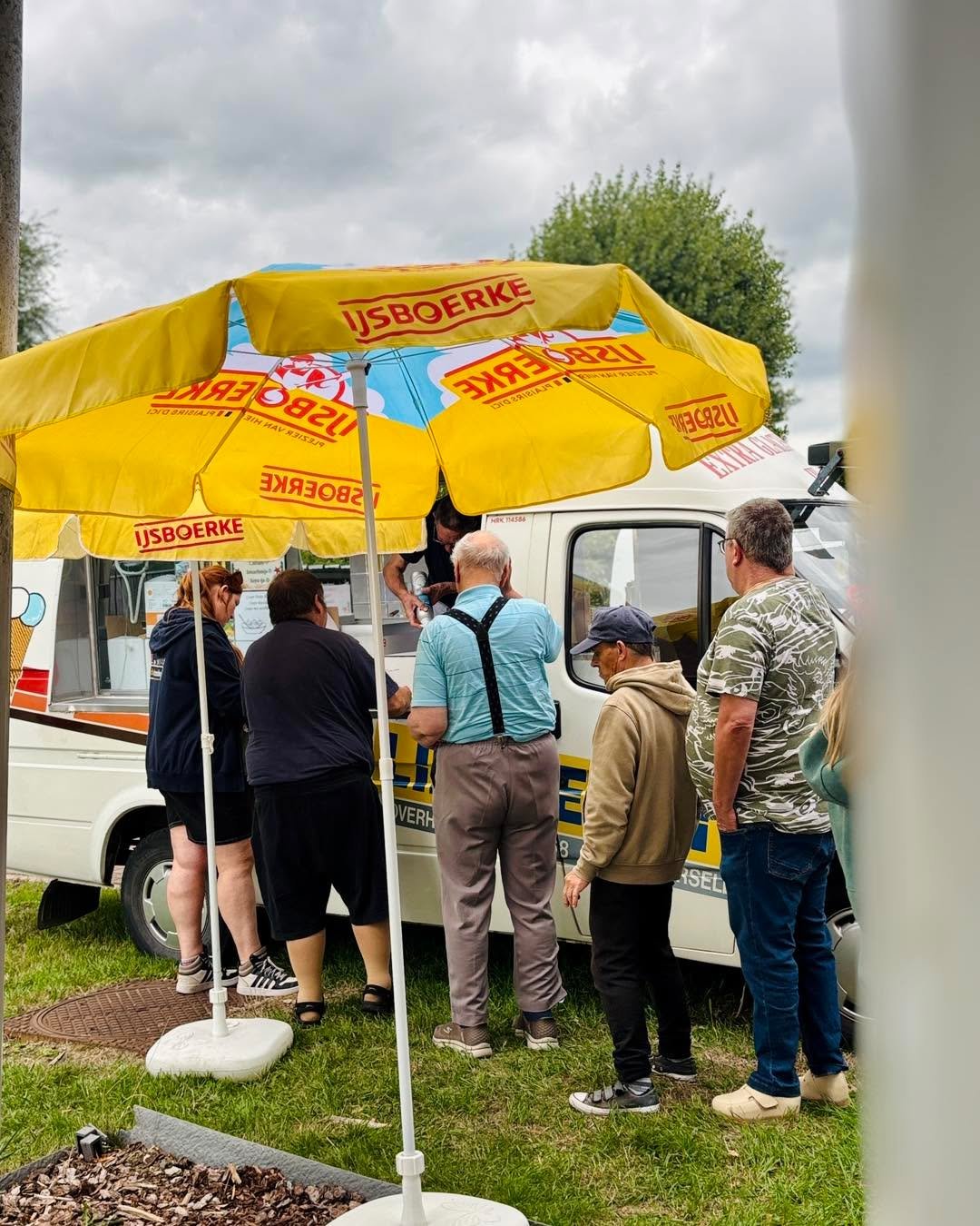 𝐈𝐉𝐬𝐣𝐞𝐬𝐩𝐫𝐞𝐭! 🍦

Vandaag kwam de ijskar langs en dat zorgde voor blije gezichten en smullende monden! 😋

Onze cli&euml;nten genoten met volle teugen van een heerlijk ijsje. Want ook in september is er altijd wel een goed moment voor een ver