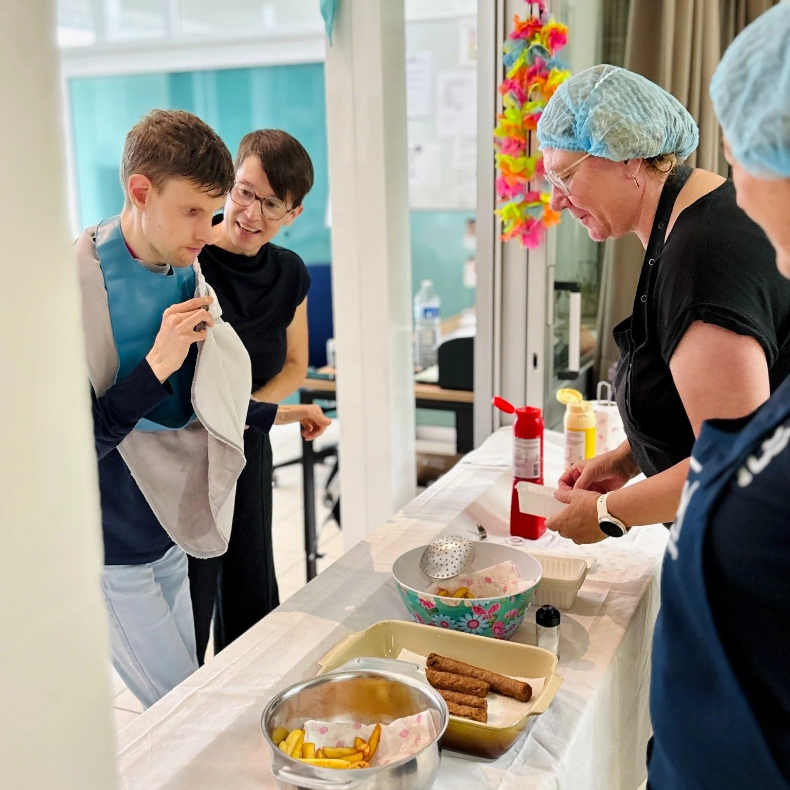 𝐅𝐫𝐢𝐞𝐭𝐣𝐞𝐬 𝐨𝐩 𝐡𝐞𝐭 𝐦𝐞𝐧𝐮!🍟

Ons personeel sprong alweer creatief uit de hoek! 😍 Het beleefatelier kreeg een make-over en werd omgetoverd tot een &eacute;cht frietkot. M&eacute;t alles erop en eraan!

Onze cli&euml;nten konden zelf hun 