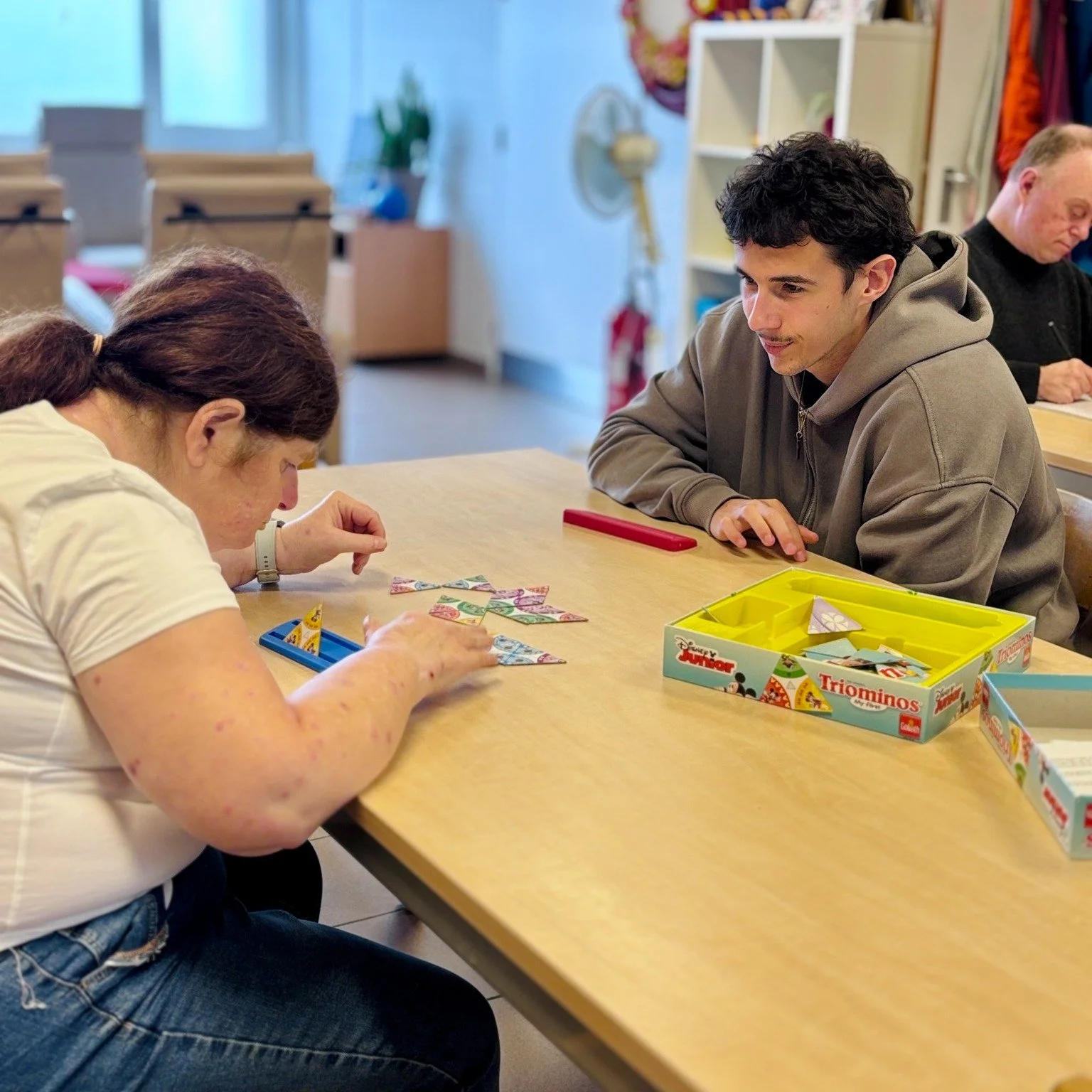 𝐘𝐎𝐔𝐂𝐀 𝐀𝐜𝐭𝐢𝐨𝐧 𝐃𝐚𝐲!💙

Vandaag ruilden enkele jongeren de schoolbanken in voor een dagje in 'de branding'! 🤗 Er werd aan de slag gegaan in ons decoratieatelier, en ook in ons zijnsatelier kwam er iemand meedraaien. Zo konden de studenten
