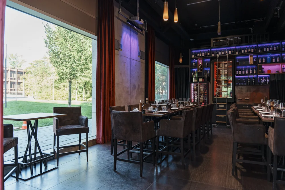 Separée der Prohibition Bar mit eingedecktem Tisch