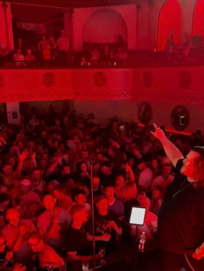 Kesän vikan ja syksyn ekan hääkeikan väliin mahtui villit opiskelijabileet Kehärata-approilla ja yökerhoilua Tampereen Ilonassa! 🔥 Meistä on mahtavaa, että musiikkimme soi kaikenlaisille ja kaiken kokoisille y