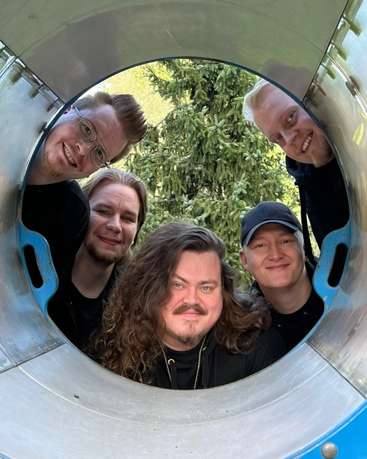 Viime viikolla saavutettiin virstanpylväitä, sillä soitimme meidän 700. keikkamme Mummotunnelissa viime perjantaina! 🤩 Sateinen sää ei villeimpiä bilettäjiä hidastanut ja saimme aikaiseksi kunnon juhlakei