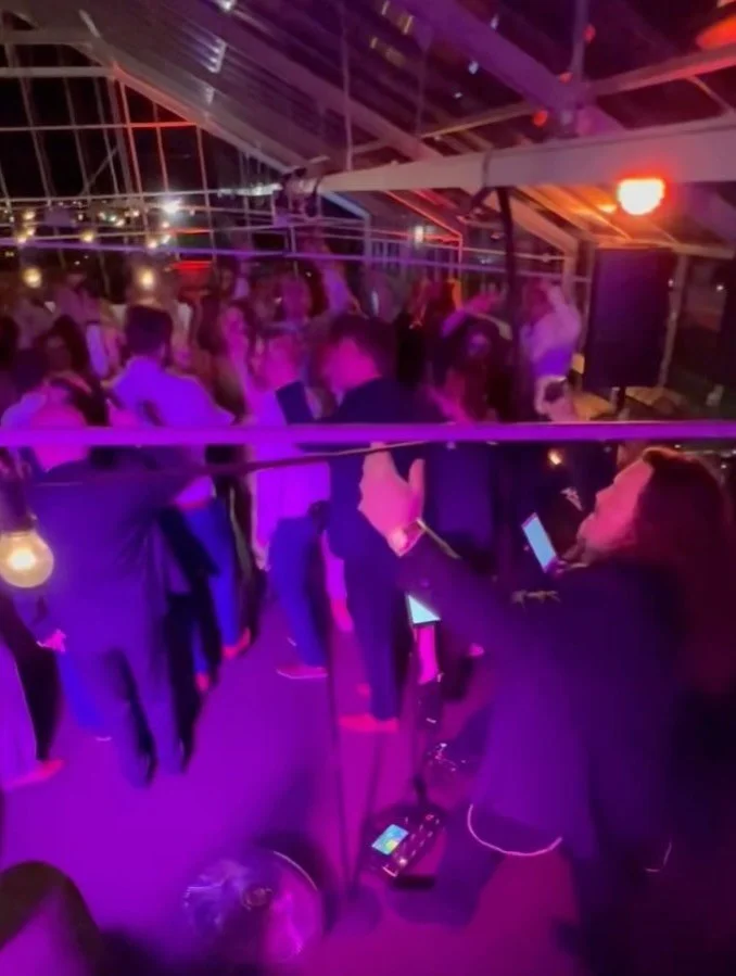 Syyskuu lähenee loppuaan ja keikkatahti sen kuin kiihtyy! ⚡️ Viimeisimpiin keikkoihimme lukeutuu häät idyllisessä Harjattulan Lasipalatsissa sekä syksyn ensimmäiset bilelähtömme Baltic Princessillä! 🔥 H&a