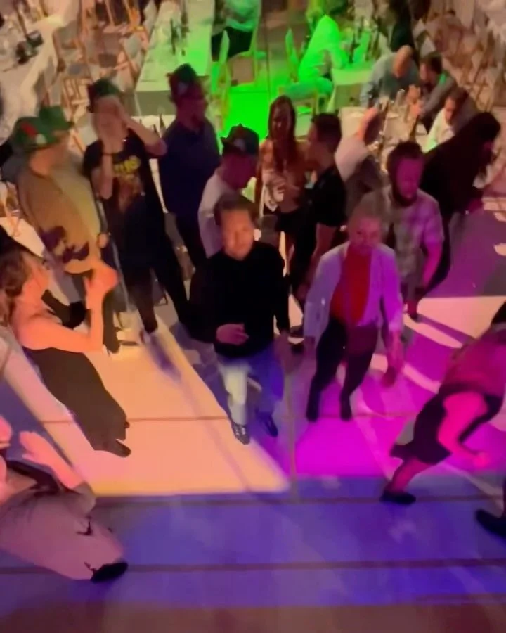 Viime viikonloppuna keikkailtiin Lahdessa yksäreissä ja Jyväskylän Londonissa! 🔥 Yhteislaulu raikasi ja tanssilattialle ei annettu armoa, kiitos London ja Soneparin jengi! ❤️ Ylihuomenna lähdetään jälleen Vict