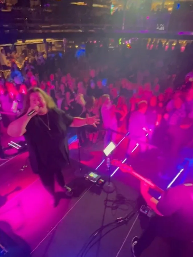 Viime viikonloppuna saimme jälleen nauttia Victorian runsaslukuisista yleisöistä, kun esiinnyimme torstaista sunnuntaihin Helsinki-Tallinna -reitillä! 🙏🏼 Viikonlopun päätteeksi lähdimme aikamatkalle ysärimusi