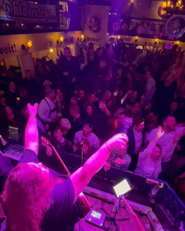 Halloween-viikonloppuna saatiin kammottavan hyv&auml;t bileet aikaiseksi Helsingin Rymy-Eetussa sek&auml; Porin Punaisessa Kukossa! 🦇🎃 Perjantaina p&auml;&auml;simme viihdytt&auml;m&auml;&auml;n Rymyss&auml; my&ouml;s Konwellin ty&ouml;porukkaa yks