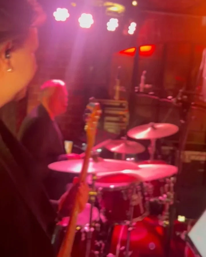 Nelj&auml;n yks&auml;rin putki Helsingiss&auml; on saatu juuri p&auml;&auml;t&ouml;kseen ennen uutta keikkarundia, joka alkaa jo huomenna! 🏃 Viime viikonloppuna esiinnyimme yksityistilaisuuksissa The Cock -ravintolassa, Hilton Kalastajatorpalla sek&