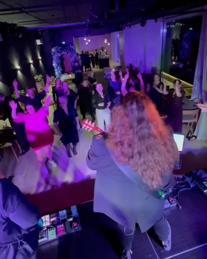 Pikkujoulukausi kiihtyy! 🔥 Viime viikonloppuna p&auml;&auml;simme viihdytt&auml;m&auml;&auml;n yksityistilaisuuksissa Jyv&auml;skyl&auml;ss&auml; ja Tampereella sek&auml; y&ouml;kerhossa Tampereen Ilonassa! Kiitos huikeista bileist&auml; kaikille! ?