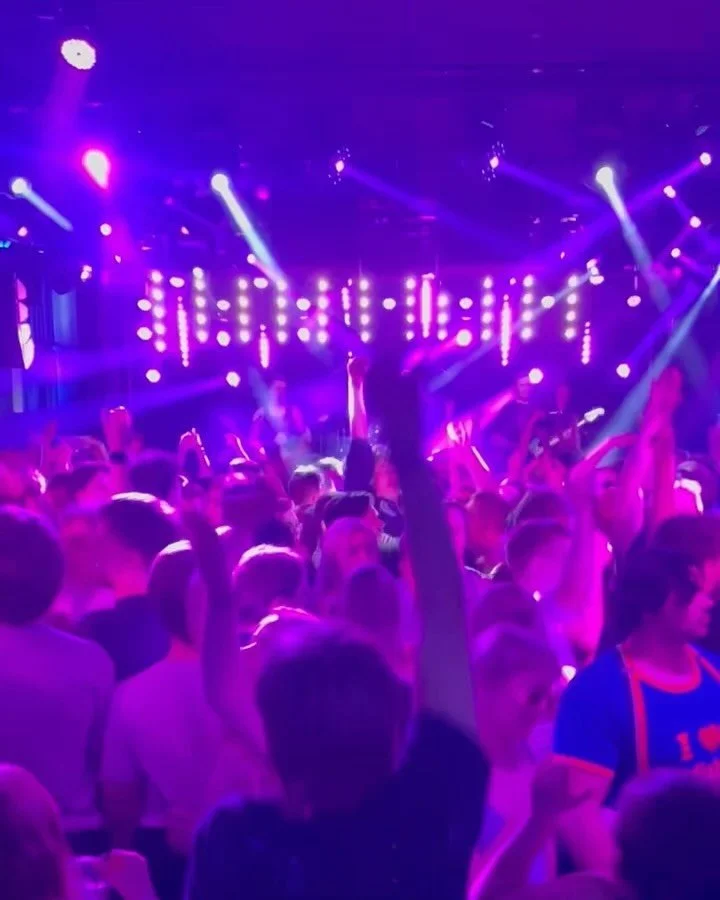 Viime viikonloppuna oli todellista rundin tuntua Tampere-Sein&auml;joki-Stadi-Tukholma -reitill&auml;! 🔥 Tampereella esiinnyimme Esperi Kielon henkil&ouml;kunnan pikkujouluissa, jonka j&auml;lkeen l&auml;hdimme avaruuden p&auml;&auml;kaupunkiin Sein