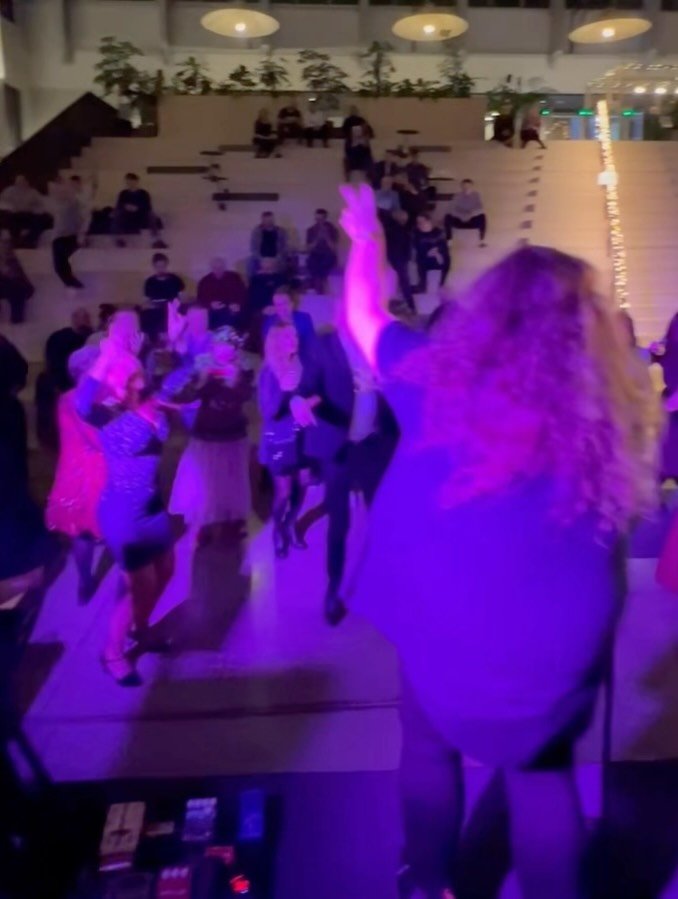 Hyv&auml;&auml; joulukuuta jengi! 🔥 Viime viikonloppuna tanssitettiin pikkujoulukansaa VALO Hotel &amp; Workissa Helsingiss&auml; sek&auml; Vantaan Tulisuudelmassa! Tunnelma oli todellakin katossa, kiitos riehakkaat yleis&ouml;t! ❤️&zwj;🔥 Ensi viik