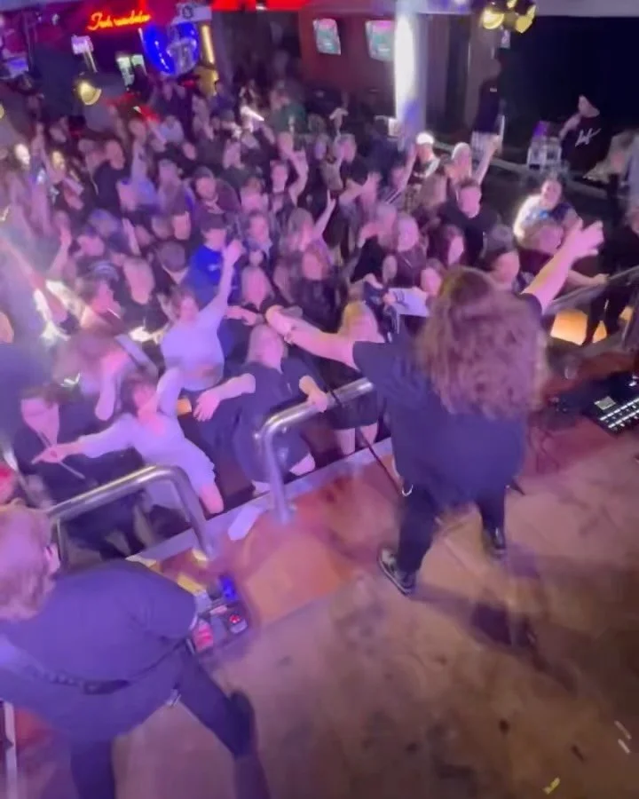 Mik&auml; olisikaan parempi tapa aloittaa uuden vuoden julkiset keikat kuin t&auml;p&ouml;t&auml;ydet tupla-Tusut! 🤩 Vantaan legendaarisin ruotsinlaivasimulaattori pisti j&auml;lleen kerran parastaan ja yleis&ouml; antoi kaikkensa: t&auml;ll&auml; e