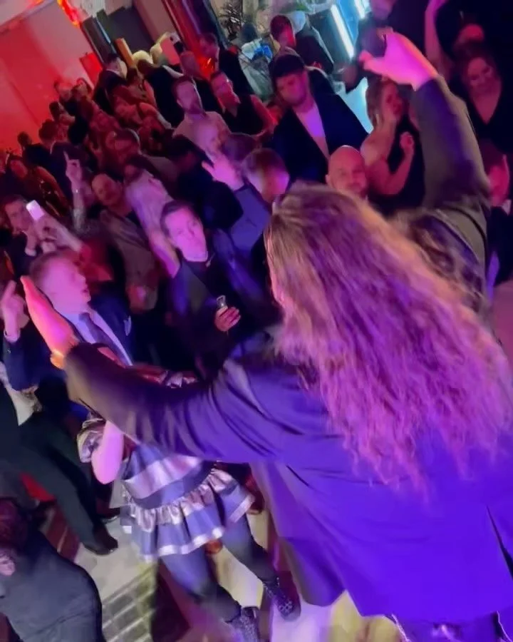 Viime perjantaina juhlittiin Helsingin Sofiassa Maikkarin jengin kanssa vuoden 2026 starttia ja lauantaina romutettiin tammikuu rokinr&auml;imeell&auml; Imatran Osmo&rsquo;s Cosmos Barissa! 🔥 Loistavat bileet saatiin viel&auml; kuun loppuun, kiitos 