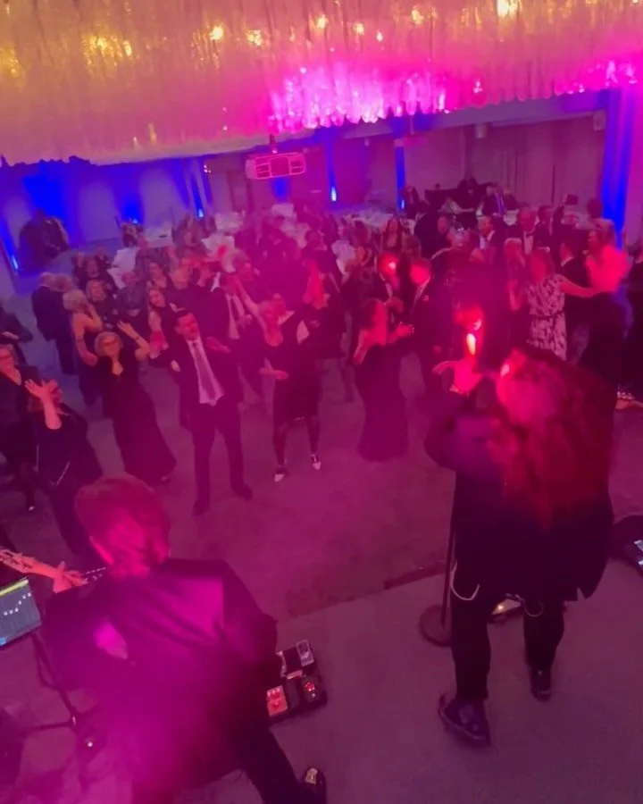 Viime viikon torstaina matkasimme Tampereelle, jossa Sp-Koti juhlisti alkavaa vuotta Original Sokos Hotel Ilveksess&auml;! Hieno venue ja mahtavat bileet, jotka r&auml;j&auml;htiv&auml;t k&auml;yntiin hetkess&auml;! 🔥 Perjantaina esiinnyimme ensimm&