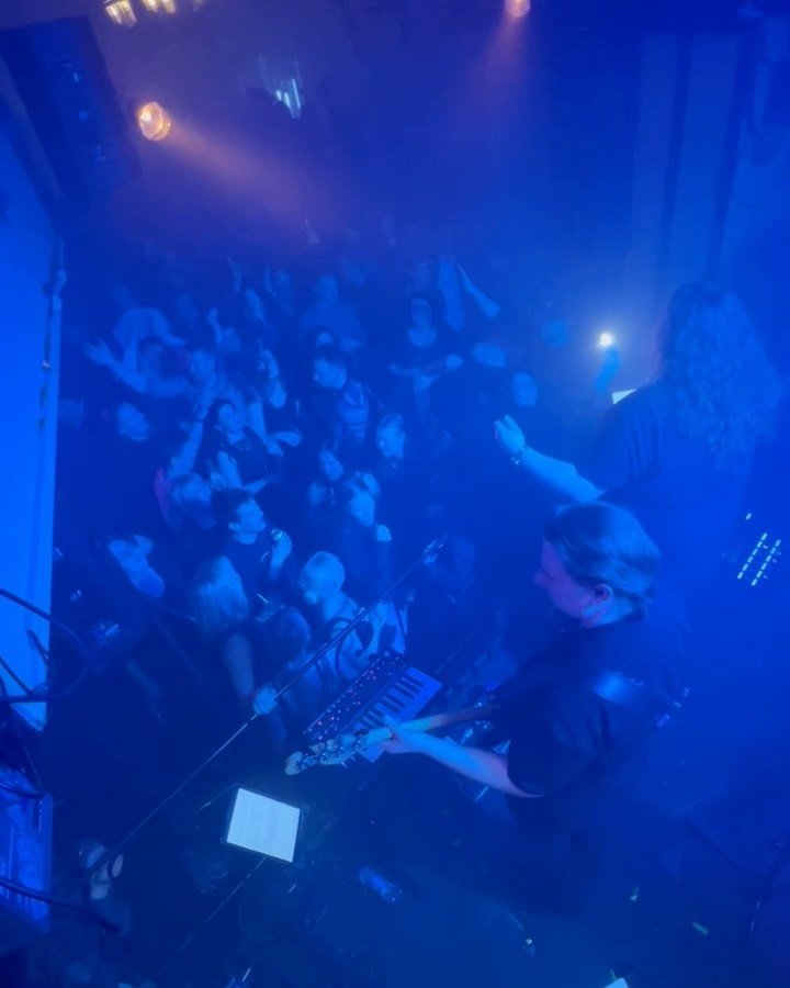 Naistenp&auml;iv&auml;viikonloppuna potkaistiin korkkarit kattoon Tampereella ja Porissa! 👠 &Auml;lyt&ouml;n m&auml;&auml;r&auml; jengi&auml; l&ouml;ysi tiens&auml; keikoillemme ja yhteislaulu oli korvia huumaavaa! 😍 Kiitos Rymy-Eetu ja Punainen Ku