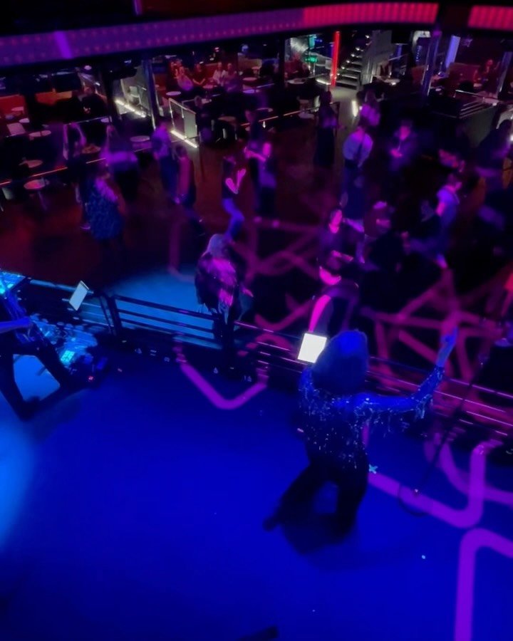 Viime viikolla viihdytettiin jengi&auml; Viking Gracen kyydiss&auml; ja Turun Apollossa, solistinamme @kamillakavala! ✨ Kiitos kaikille, jotka olitte keikoilla mukana! 🥳 Ensi lauantaina laitetaan Tulisuudelman tanssilattia liekkeihin, n&auml;hd&auml