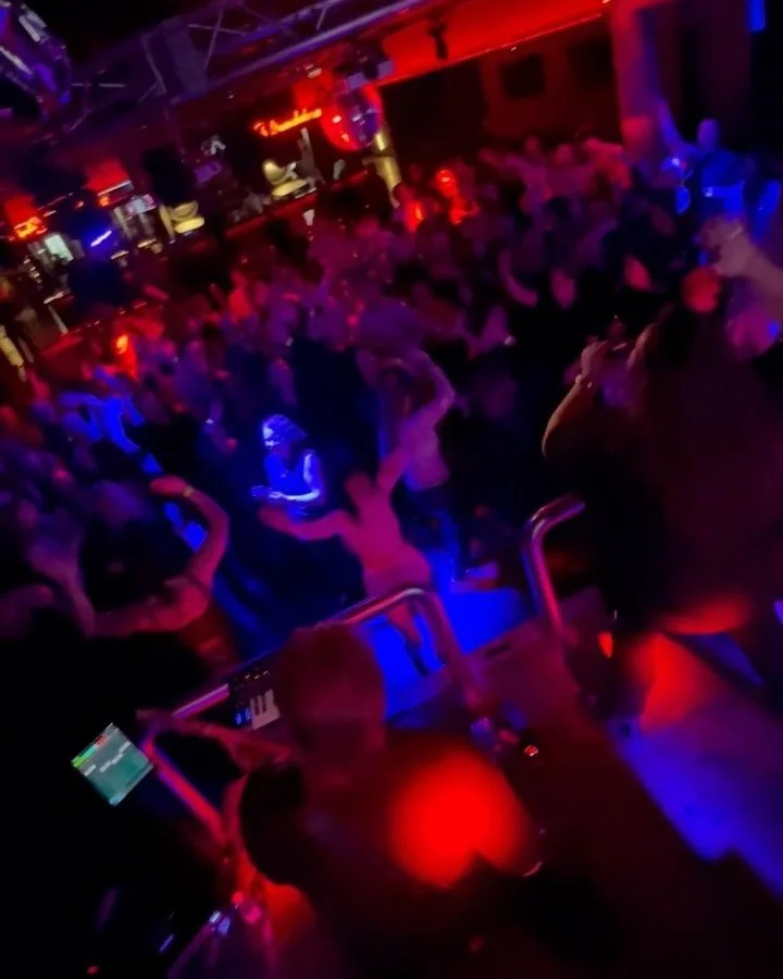 Huhhuh Tusu, kyll&auml; taas annettiin isolla suuttimella puolin ja toisin viime lauantaina! 🚿 Jengi&auml; piisasi ja huhujen mukaan yleis&ouml;n joukossa oli bilemaistereita, jotka olivat toista iltaa putkeen nauttimassa vantaalaisista kulttuuririe