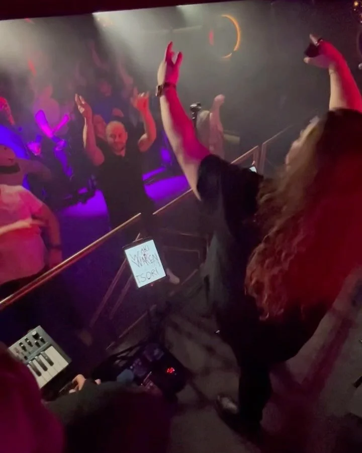 Viime viikonloppuna k&auml;ynnistyi huhtikuun y&ouml;kerhorundi loisteliaasti Stadin Ihkusta ja Jyv&auml;skyl&auml;n Londonista! ✨ Seuraavat viikonloput esiinnyt&auml;&auml;nkin y&ouml;kerhoissa eri puolella Suomea, tsekkaa mestat keikkakalenterista 