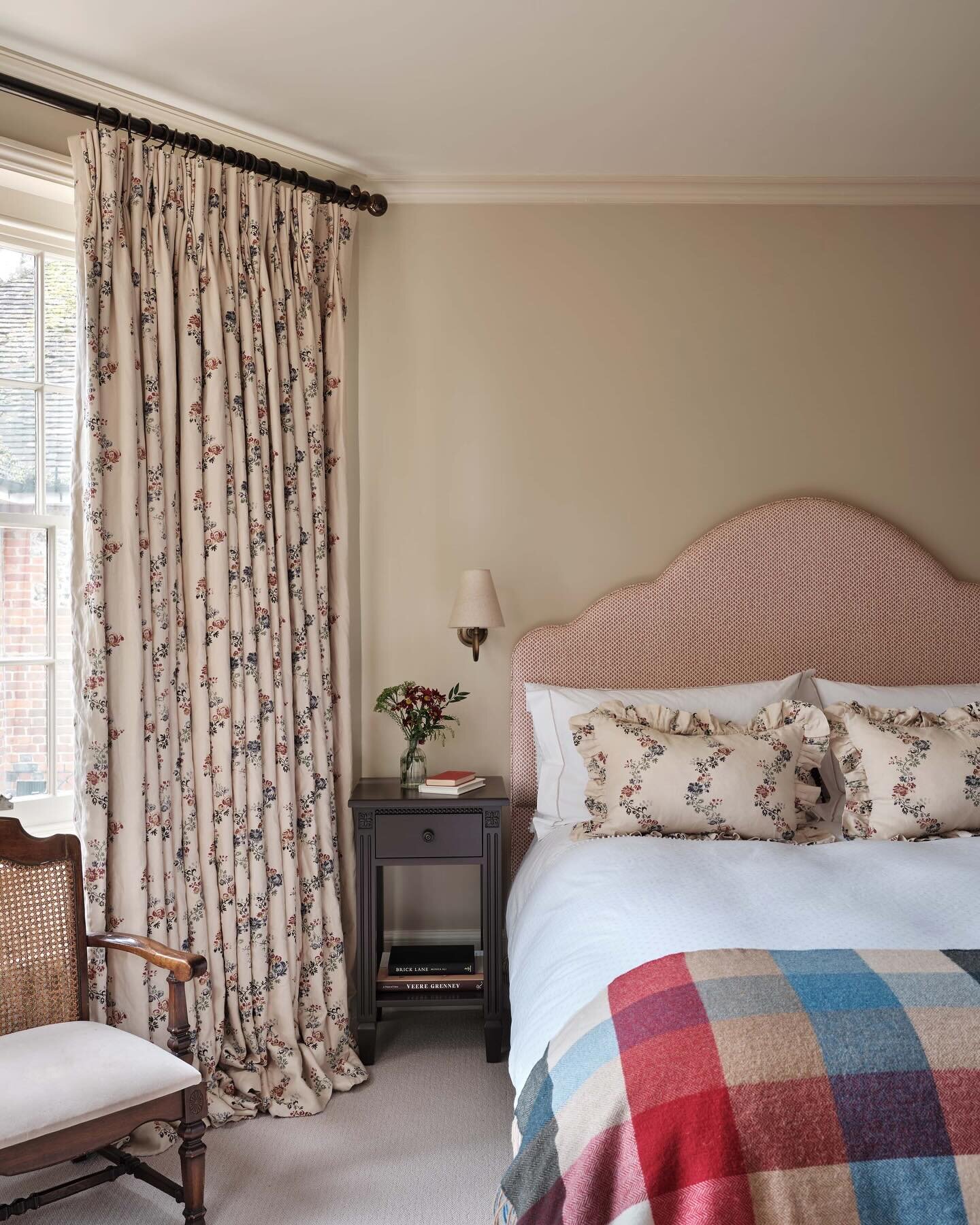 Delighted to see the latest shots from @astridtemplier of a project with @nefarious_interior_design featuring our headboard, cushions and curtains in what has to be one of my top fabrics - the one and only &lsquo;Vine Flower&rsquo; by @penny_morrison