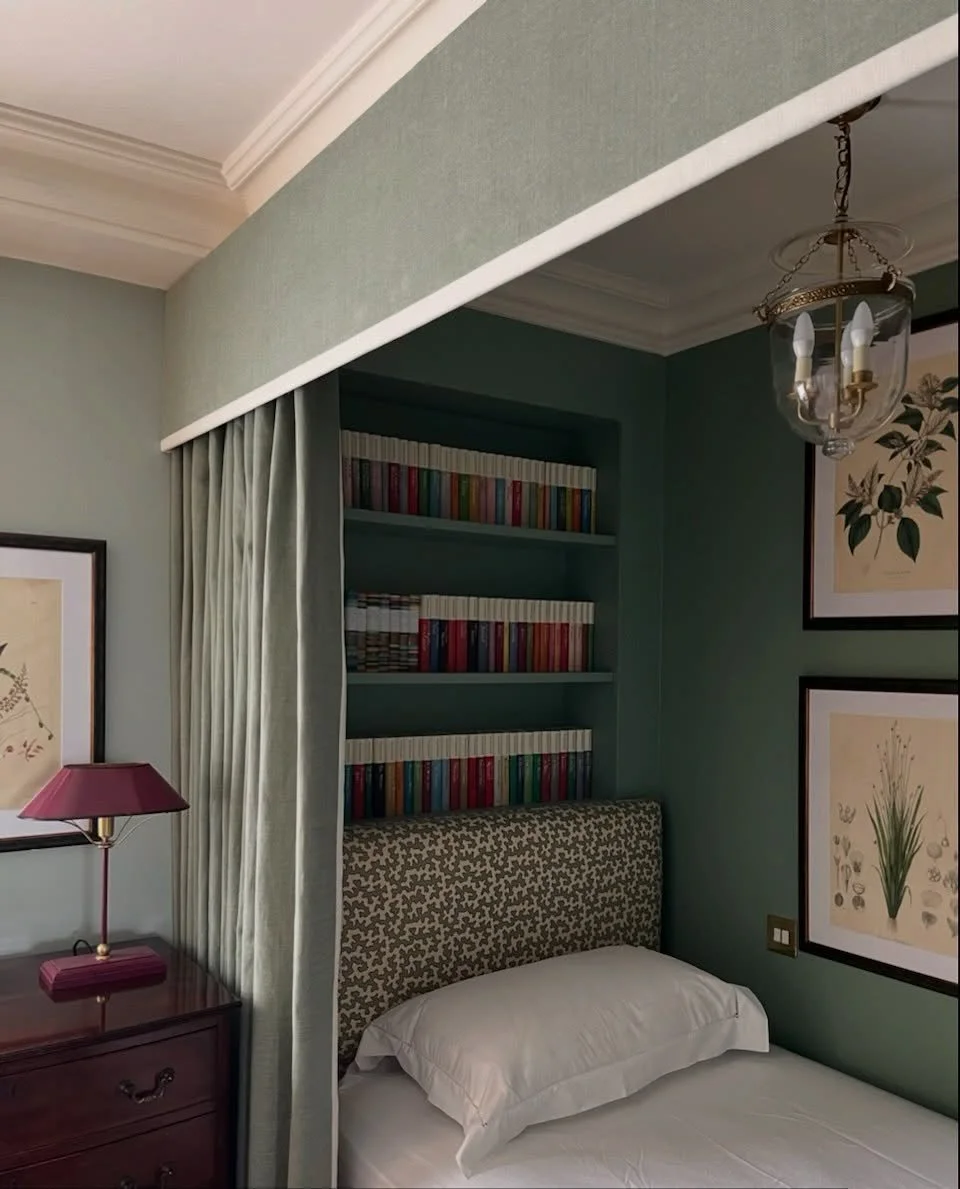 A look back at one of my favourite &lsquo;nook&rsquo; bed projects with the brilliant @sapphiechichesterltd at this beautiful and unique Marylebone project 💚

Photos show the finished bed with its curtains that draw fully across giving the bed ultim