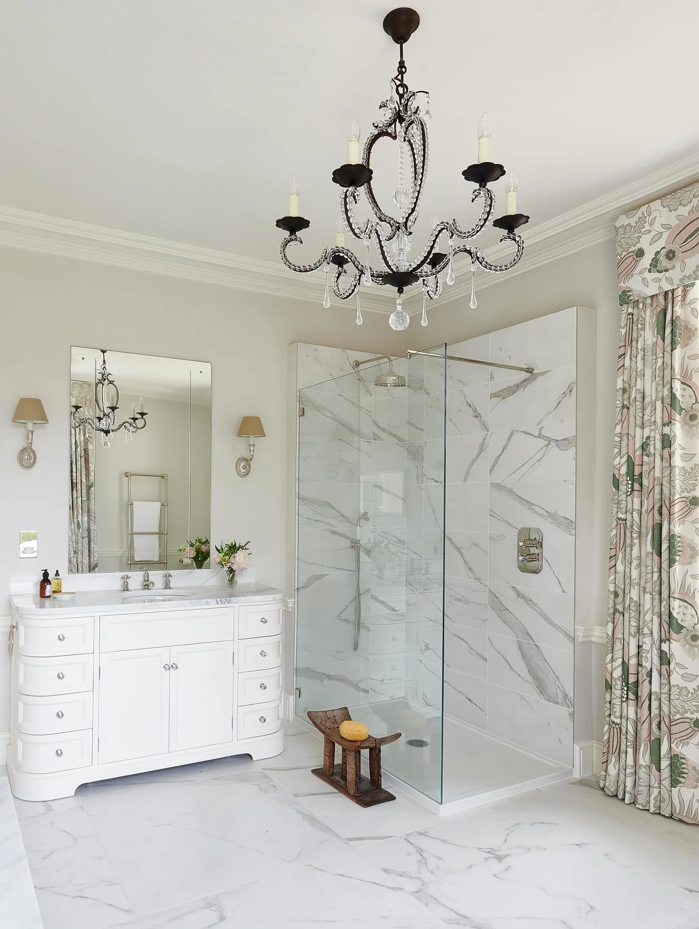 A look back at a gorgeous bathroom project with @rebecca.hughes.interiors at this Oxfordshire stately home project. I was lucky enough to live in the neighbouring village at the time and so was delighted to help with the soft furnishings here. 

Rebe