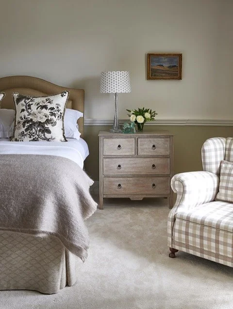 As the days shorten and the light turns softer, this guest bedroom from an Oxfordshire country estate project with @rebecca.hughes.interiors feels especially inviting 🍂✨

The palette is deliberately muted, something that Rebecca and team do so well: