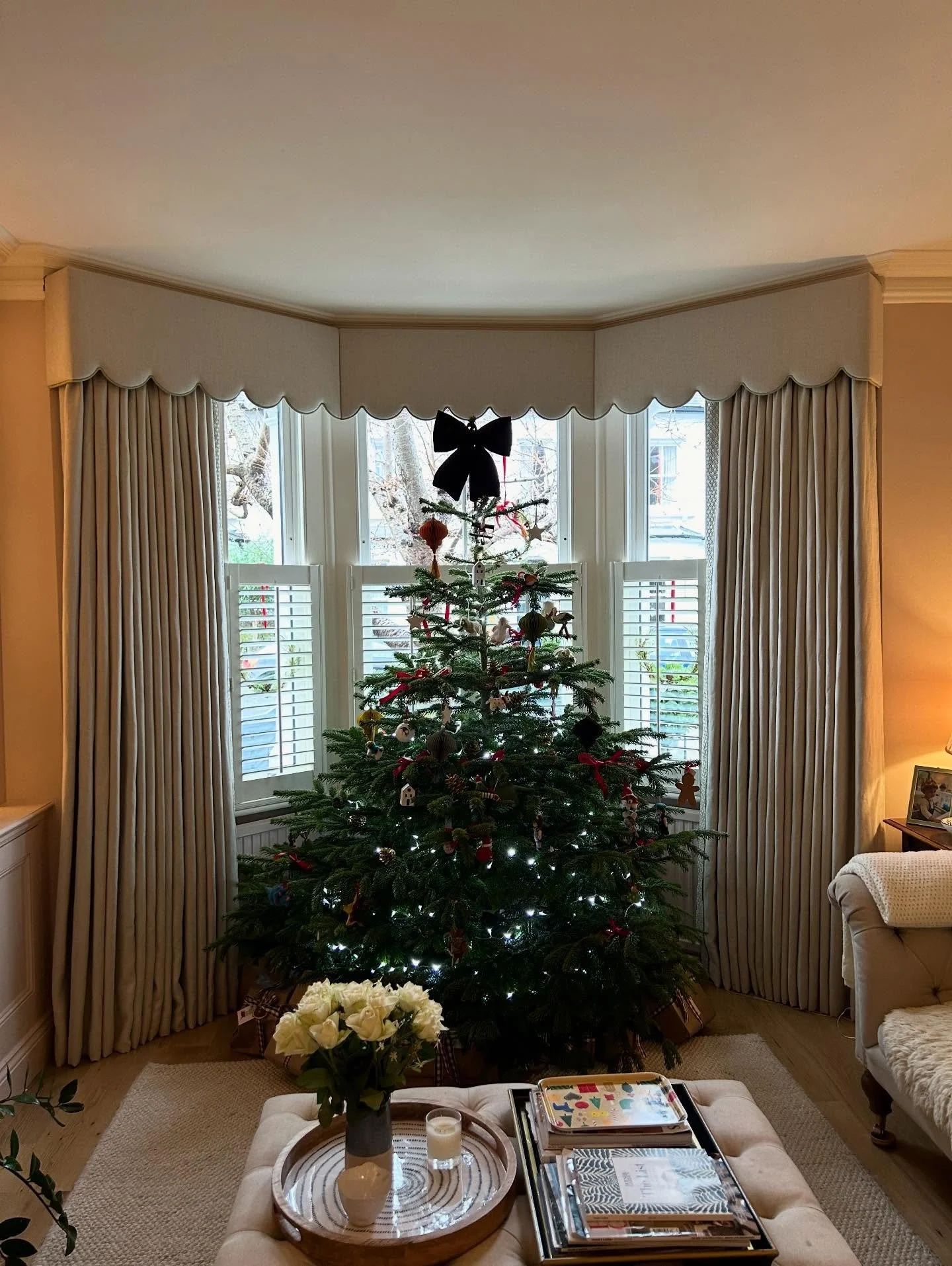 Wishing everyone a very merry Christmas and a Happy New Year! 🎄🎄 
This is a throwback but one of my favourite sitting room projects in Barnes. Simple plain linen curtains trimmed with a braid by @colefaxandfowler hang under the prettiest scalloped 