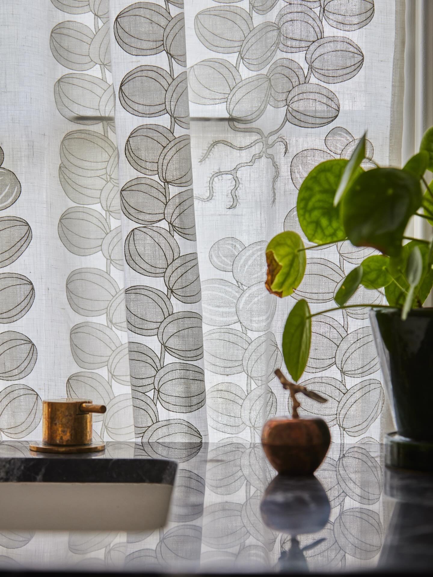 Sheers on caf&eacute; rods 🤍

I&rsquo;ve been asked to do more and more of these lately - and I completely understand why. They let the light pour in while softly diffusing it, giving that gentle privacy without ever feeling heavy.

Shown here in ba