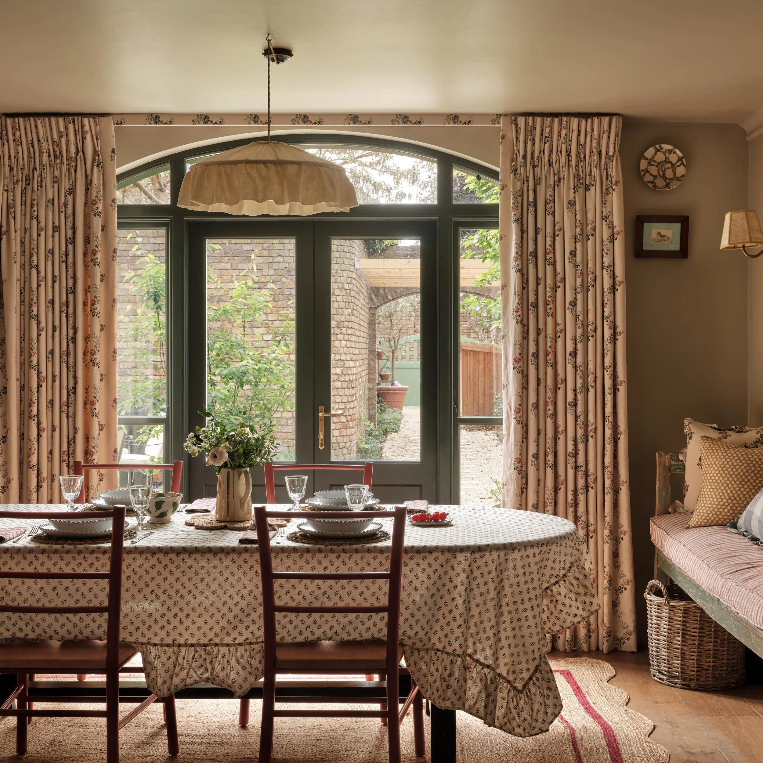 A proper bank holiday weekend ahead at last: sunshine, blue skies and actual heat coming next week ☀️. The perfect excuse to throw open the doors and have lunch indoors-out.

A first glimpse from a project @astridtemplier photographed for us recently