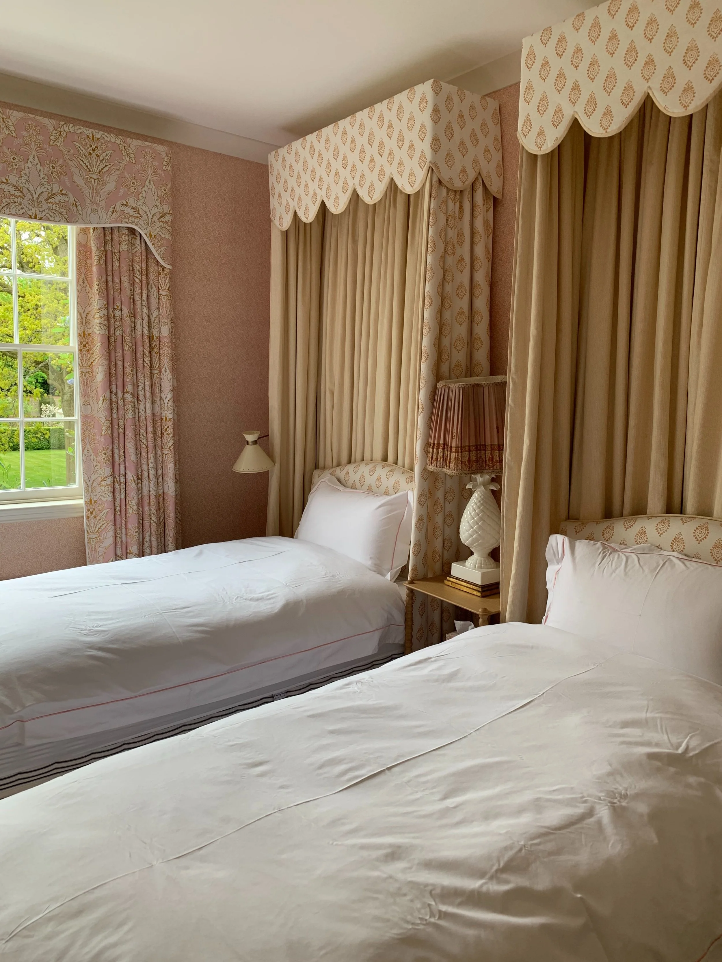 One of my favourite half tester projects, so I&rsquo;m revisiting it with a few different shots: a country house project with Fi and Sophie from @eadieandcrole 

The first few shots were taken by me after installation: the final one shows the room fu