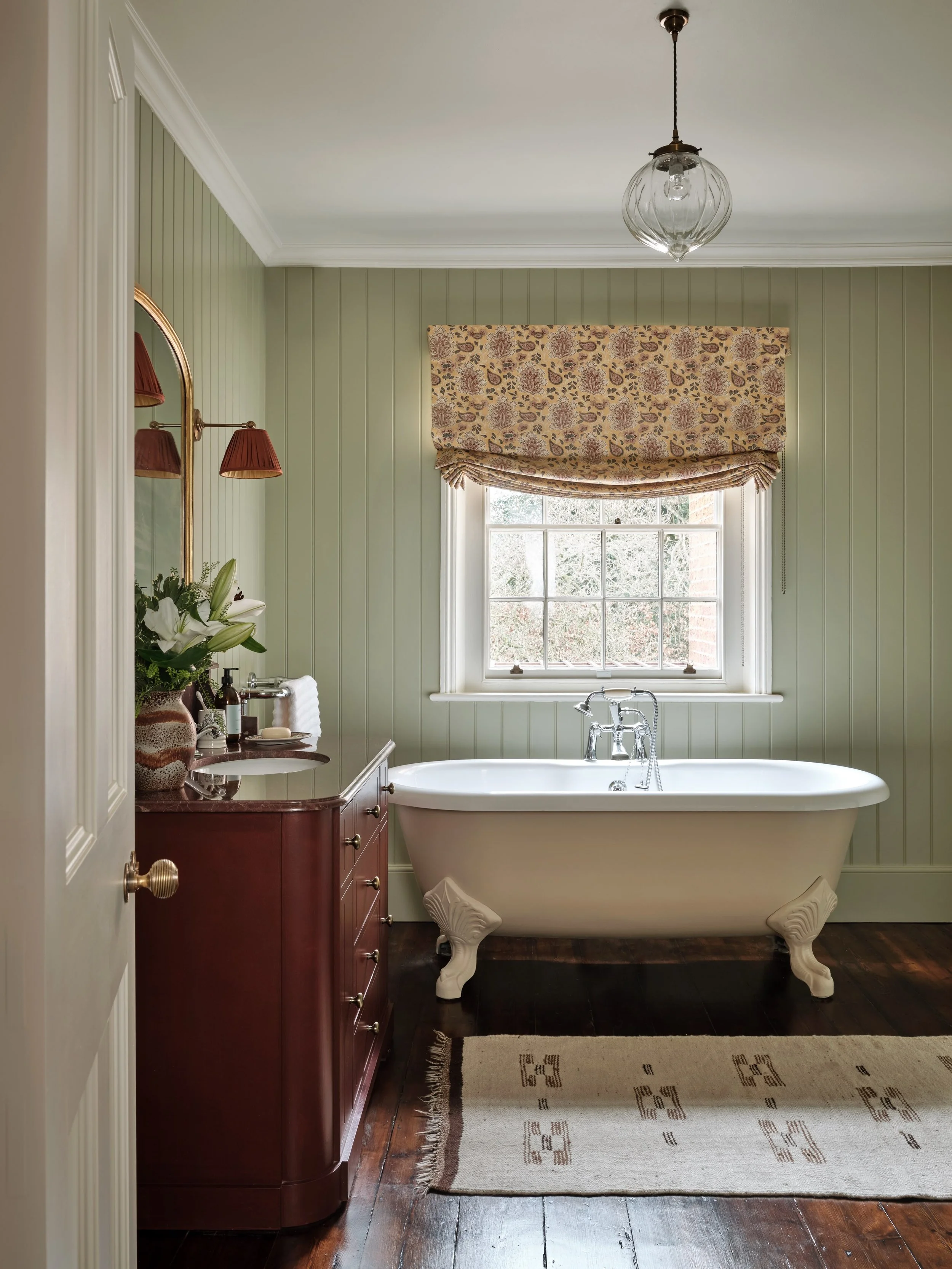 There&rsquo;s something about a green bathroom that always stops me in my tracks: this one from our project with @nefarious_interior_design is exactly that.
Adam has brought in tongue-and-groove panelling that gives the room a lovely warmth, painted 