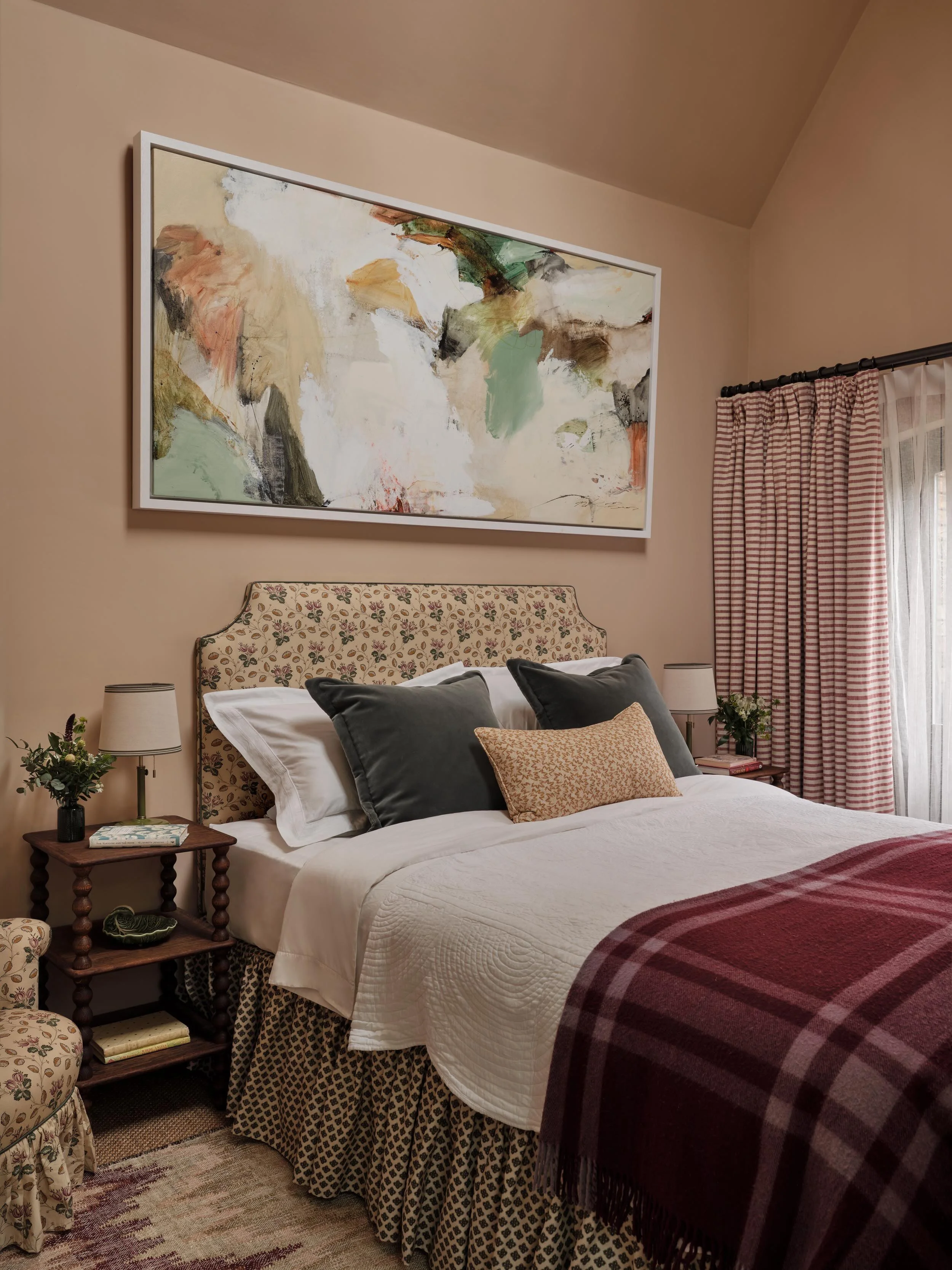 Some pieces are just built to move house with you. This headboard and vintage chair, in @decorsbarbares &lsquo;Les Groseilles&rsquo; (piped in a subtle green, with a frilled skirt on the chair), started life in our client&rsquo;s master bedroom.

Whe