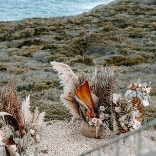 Our Great Southern coastline is like no other . Magical, Raw and powerful 🌊

#albanyweddings #bremerbayweddings #greatsouthernweddings #marrydownsouth #albanyflorist #albanyweddingflorist #lushfloraldesigns