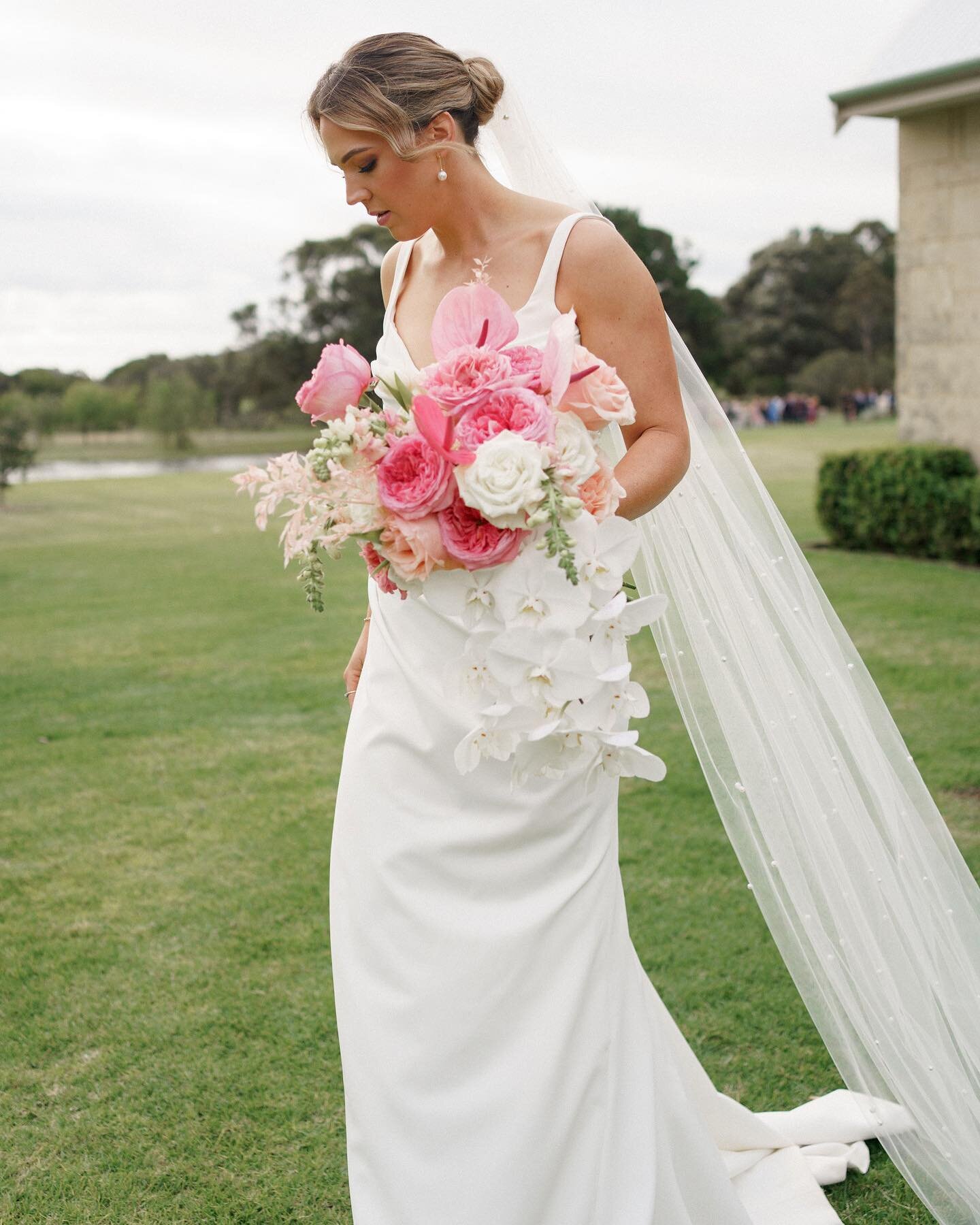 Kaitlin 💞 

@holiiandash 
@the_gardens_at_bullimah 
@thetemplespa_makeup 
@omrahcreative 
@lizquicke.celebrant 

#albanyflorist #albanyweddings #bride #groom #albanyweddingphotographer #married